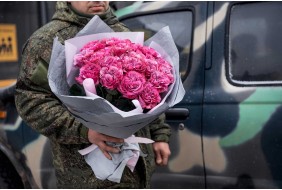 25 ПИОНОВИДНЫХ МАЛИНОВЫХ РОЗ В ОФОРМЛЕНИИ 